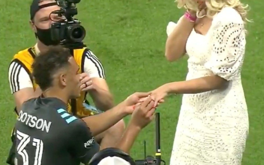 Un futbolista esperó que terminara el partido para proponerle casamiento a su pareja