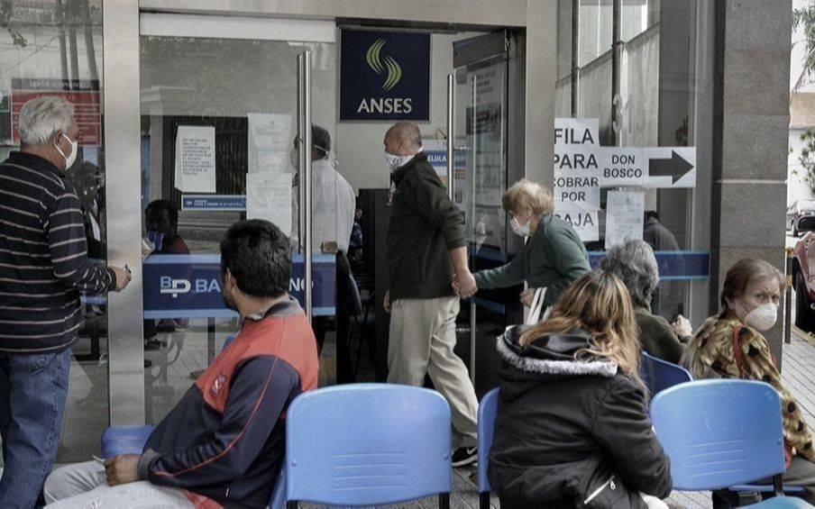 Preparan el pago de un bono para los jubilados que compense la diferencia con la inflación