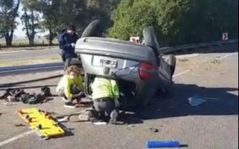 Cuatro policías que viajaban hacia La Plata volcaron en la Ruta 2