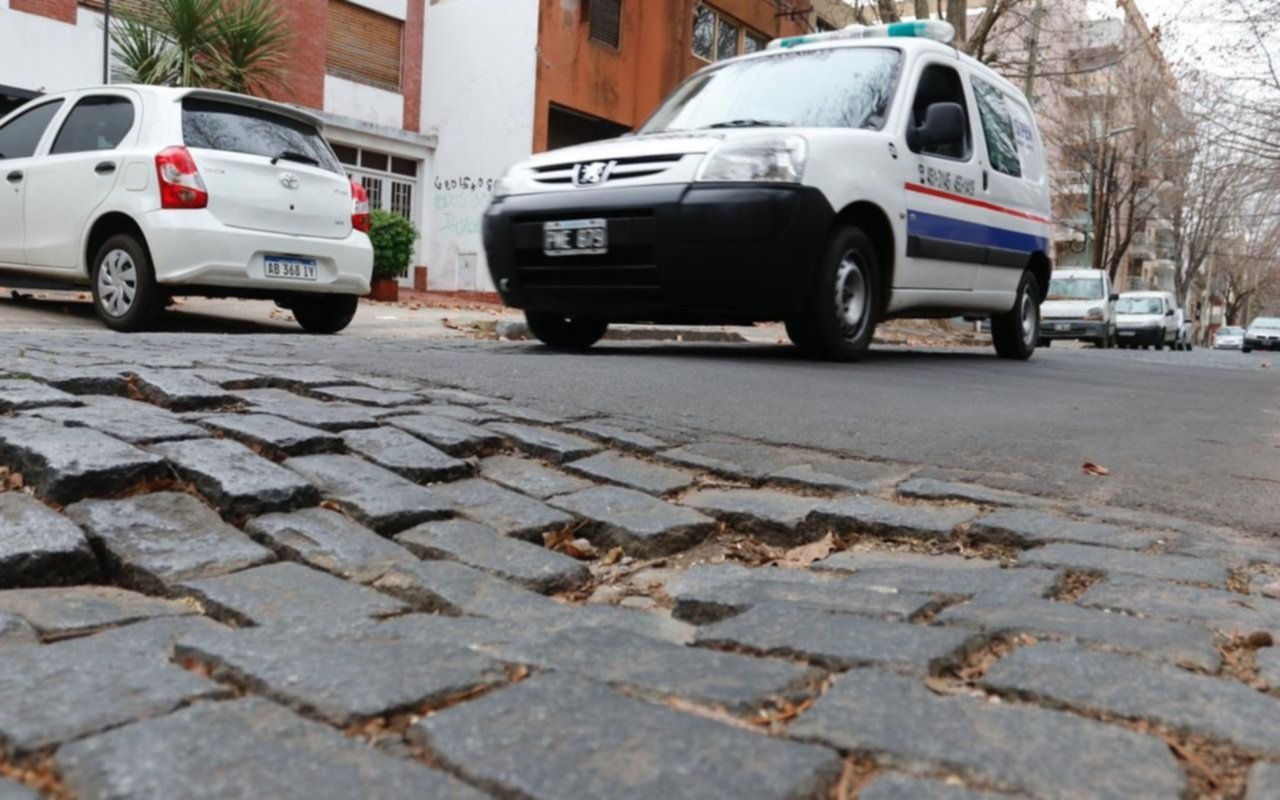 Hacen "rally" en 9 y 62: aseguran que deben esquivar los adoquines levantados y los baches