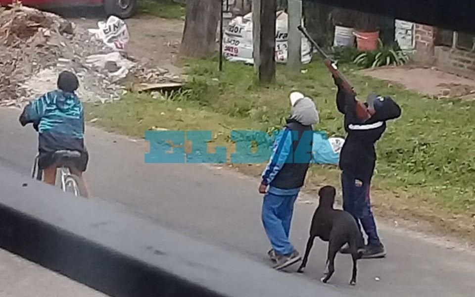 Nenes se pasean por Villa Castells con un rifle y los vecinos viven con temor