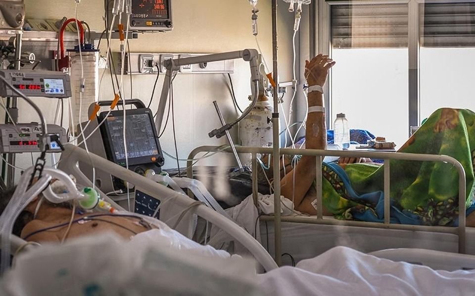 De los internados en terapia con COVID, el 19% había recibido una dosis de vacuna