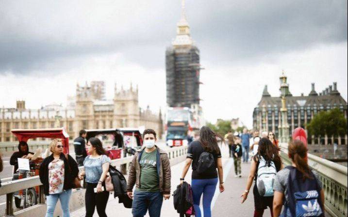Reino Unido sin barbijo obligatorio ni distancia social dentro de dos semanas