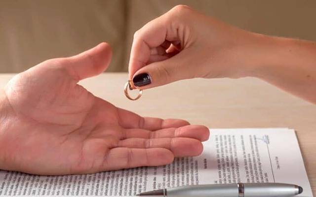 Mujer pidió nulidad de su matrimonio porque su marido es gay y jueza la rechazó