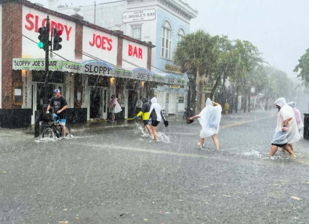 Elsa amenaza a Florida, que aún busca víctimas del derrumbe
