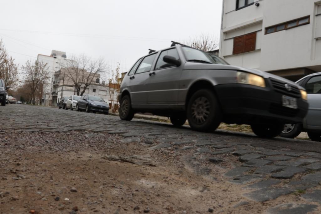 Se multiplican los problemas en el tránsito por los baches y el adoquinado destruido