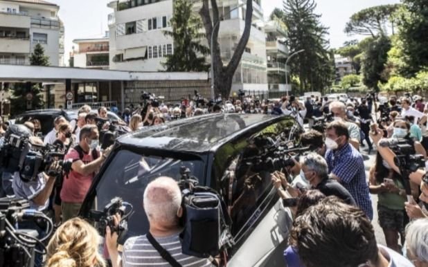 El último adiós a Raffaella Carrá con un recorrido por "sus" lugares de Roma