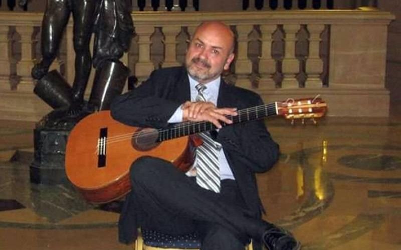 Murió el guitarrista y profesor de la EMBA Arturo Zeballos