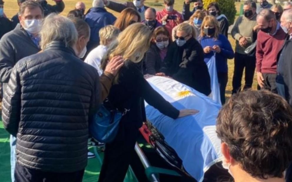 Inhumaron los restos del senador Reutemann en un cementerio privado de Monte Vera