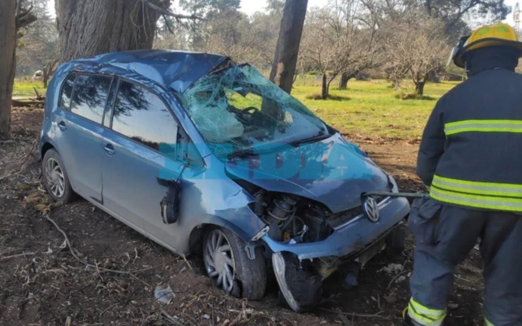 Al borde de la tragedia en Ruta 2: volcó y quedó incrustado contra un árbol