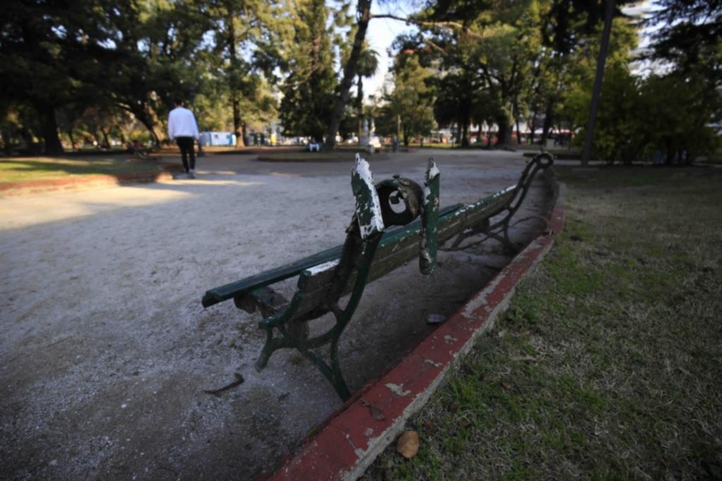 Roturas y poca iluminación: pide auxilio la plaza San Martín y prometen arreglos