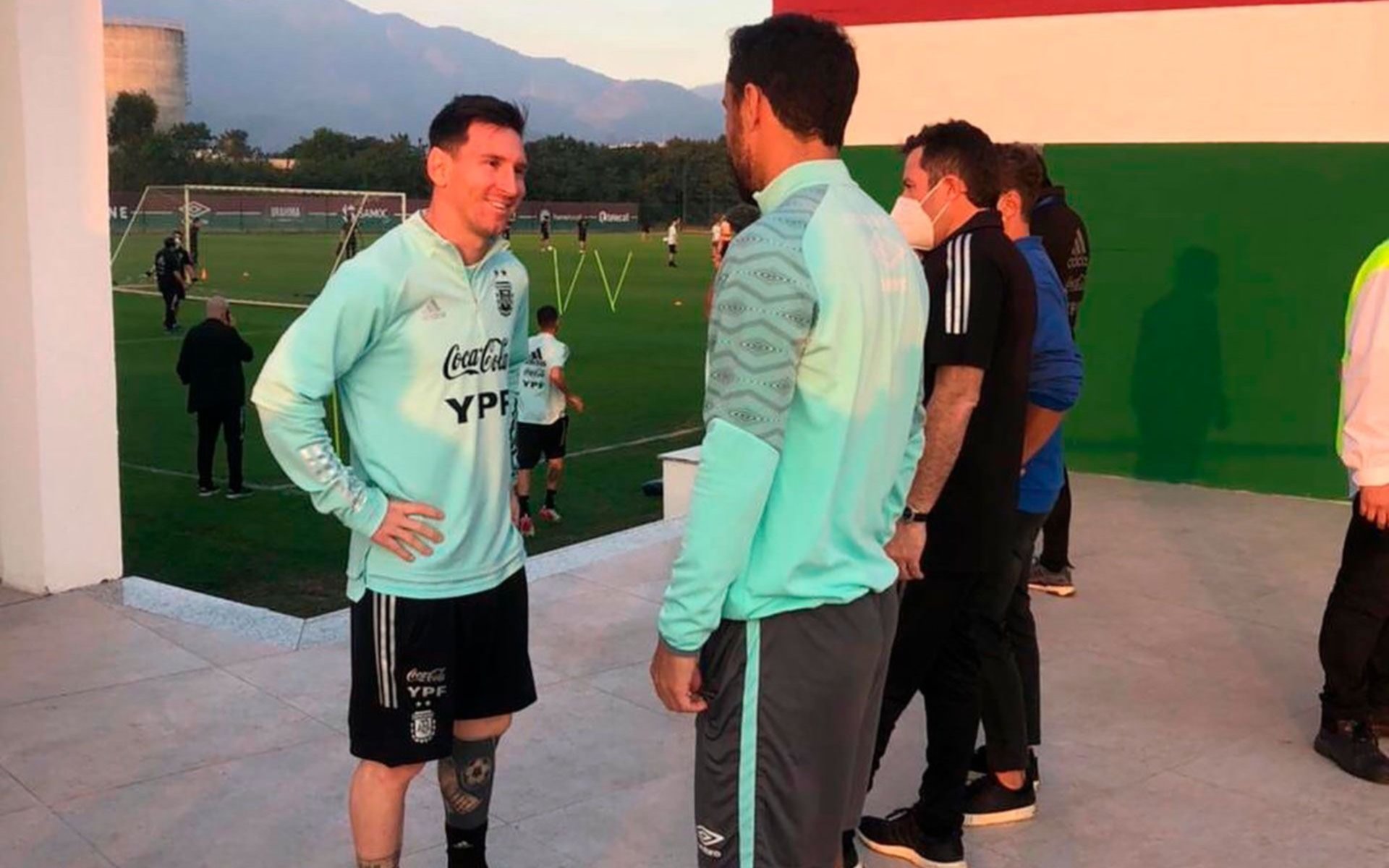 Messi es la atracción principal en la previa: la visita de un “fan” inesperado