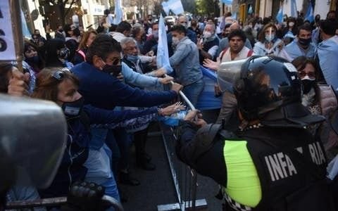 Incidentes entre la Policía y manifestantes antes del acto de Alberto Fernández en Tucumán