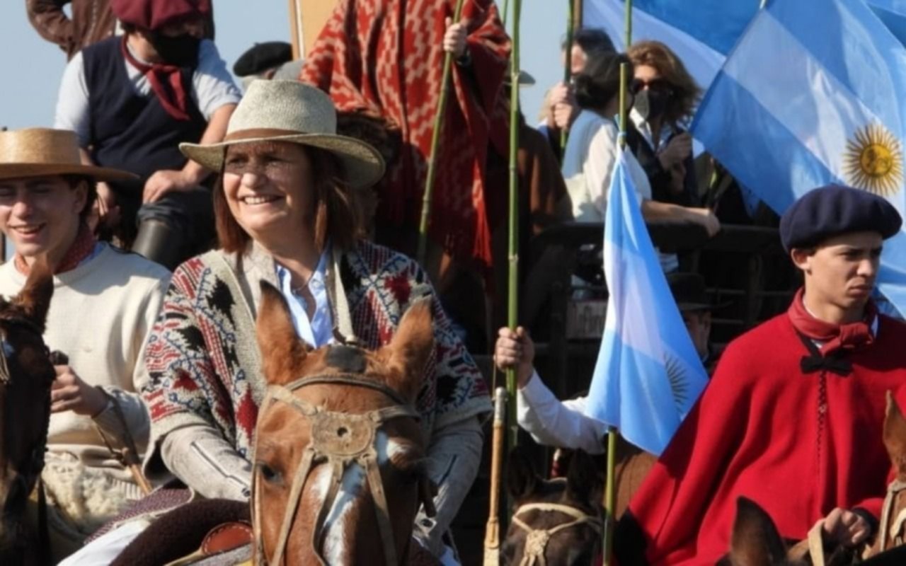 A caballo,  Patricia Bullrich participó de la protesta del campo