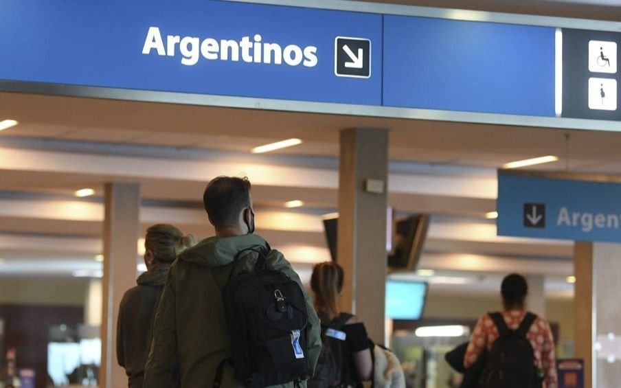 El Gobierno amplió el cupo de argentinos y residentes que podrán ingresar al país