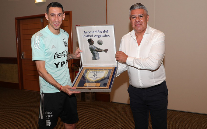 Di María recibió una plaqueta de reconocimiento por su carrera en la Selección