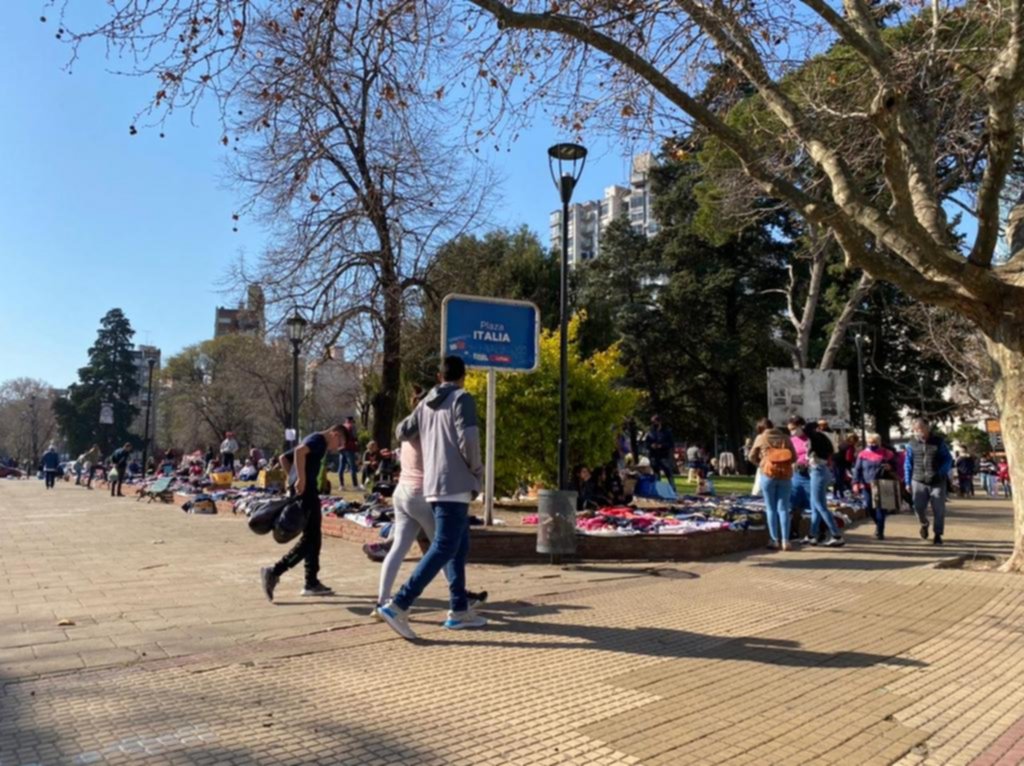 La feria de Plaza Italia suma rubros y ya nuclea al 37% de los manteros