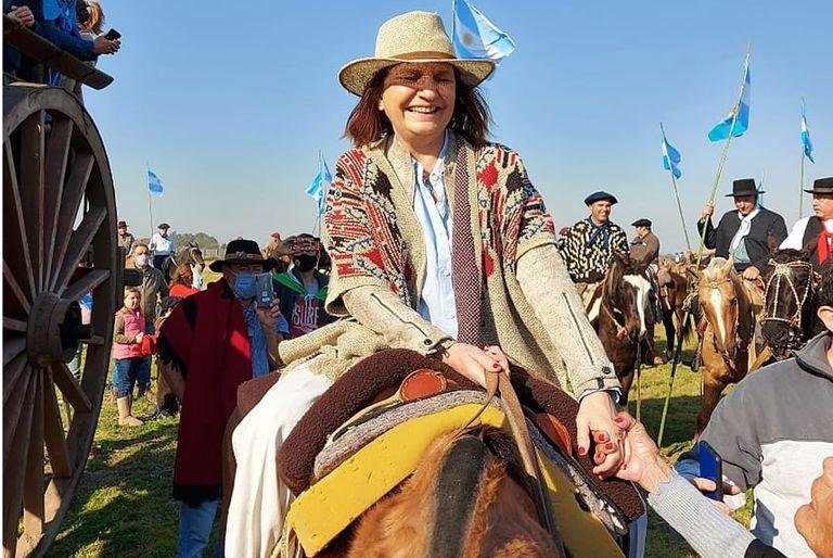 Patricia Bullrich, con poncho y a caballo
