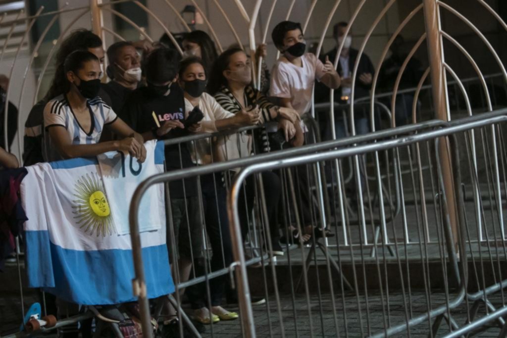 Copacabana se tiñó de celeste y blanco: la lucha por un boleto
