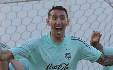 Di María recibió una plaqueta por su trayectoria