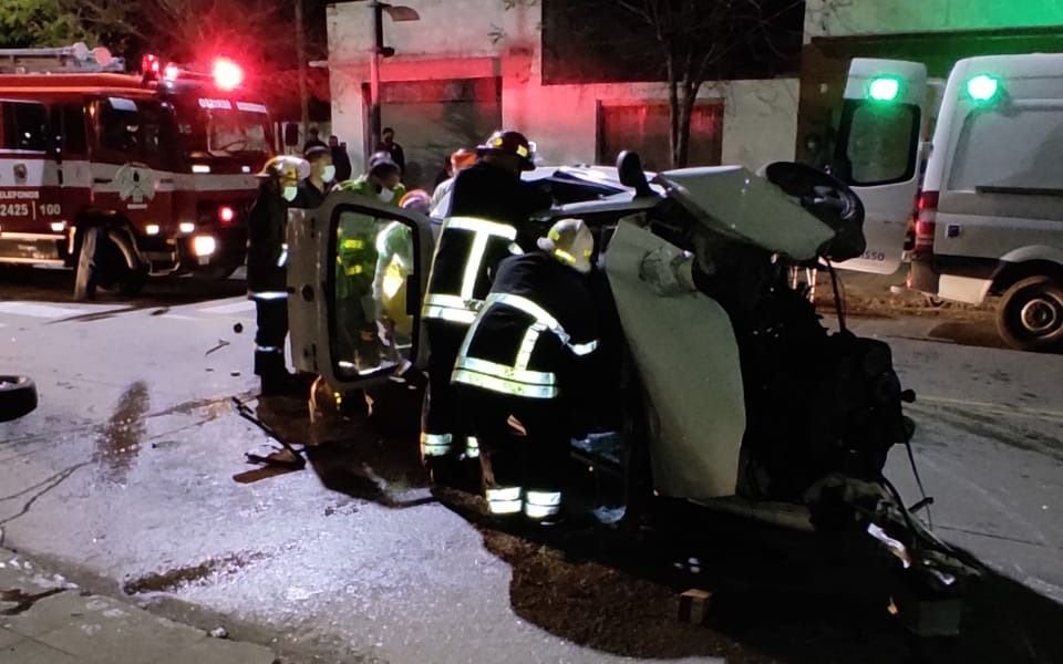Choque y vuelco en Berisso: de milagro no terminó en tragedia