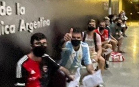 Hinchas argentinos se concentran en el Maracanazinho por un ticket para la final de la Copa América