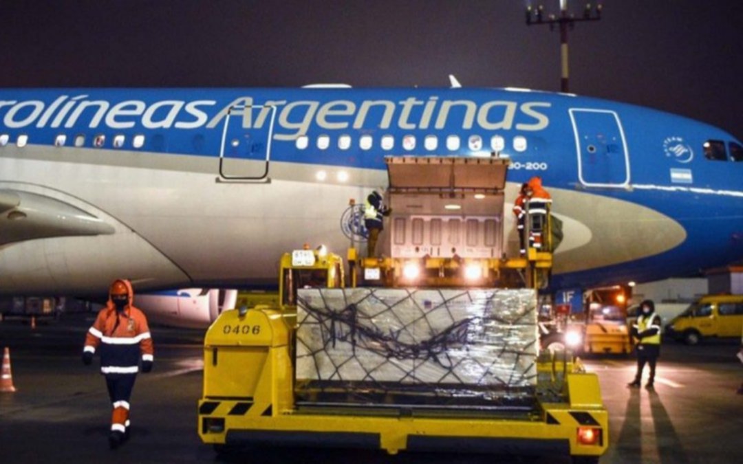 Dos nuevos vuelos en busca de vacunas: una partió a China y el otro despegará con destino a Rusia