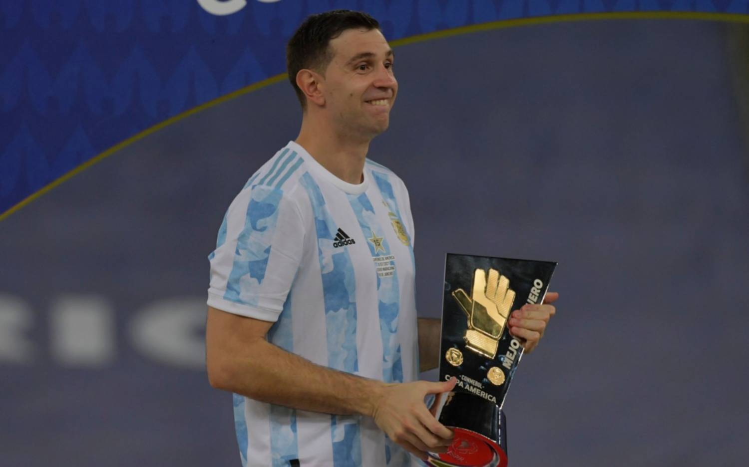 Dibu Martínez le puso un candado al arco y fue una de las grandes figuras de Argentina campeón