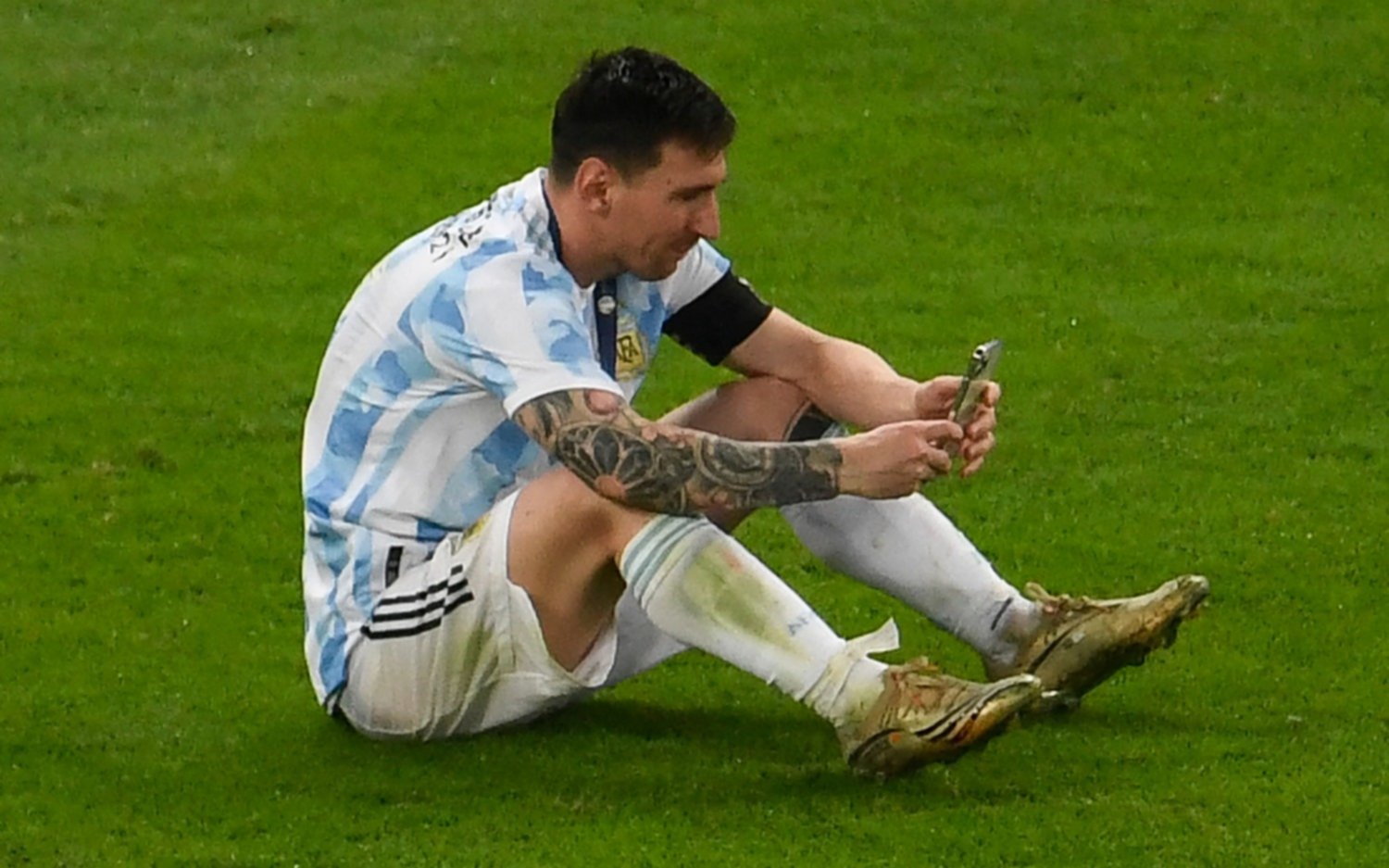 Messi compartió su felicidad con Antonella y su papá por videollamada en el césped del Maracaná