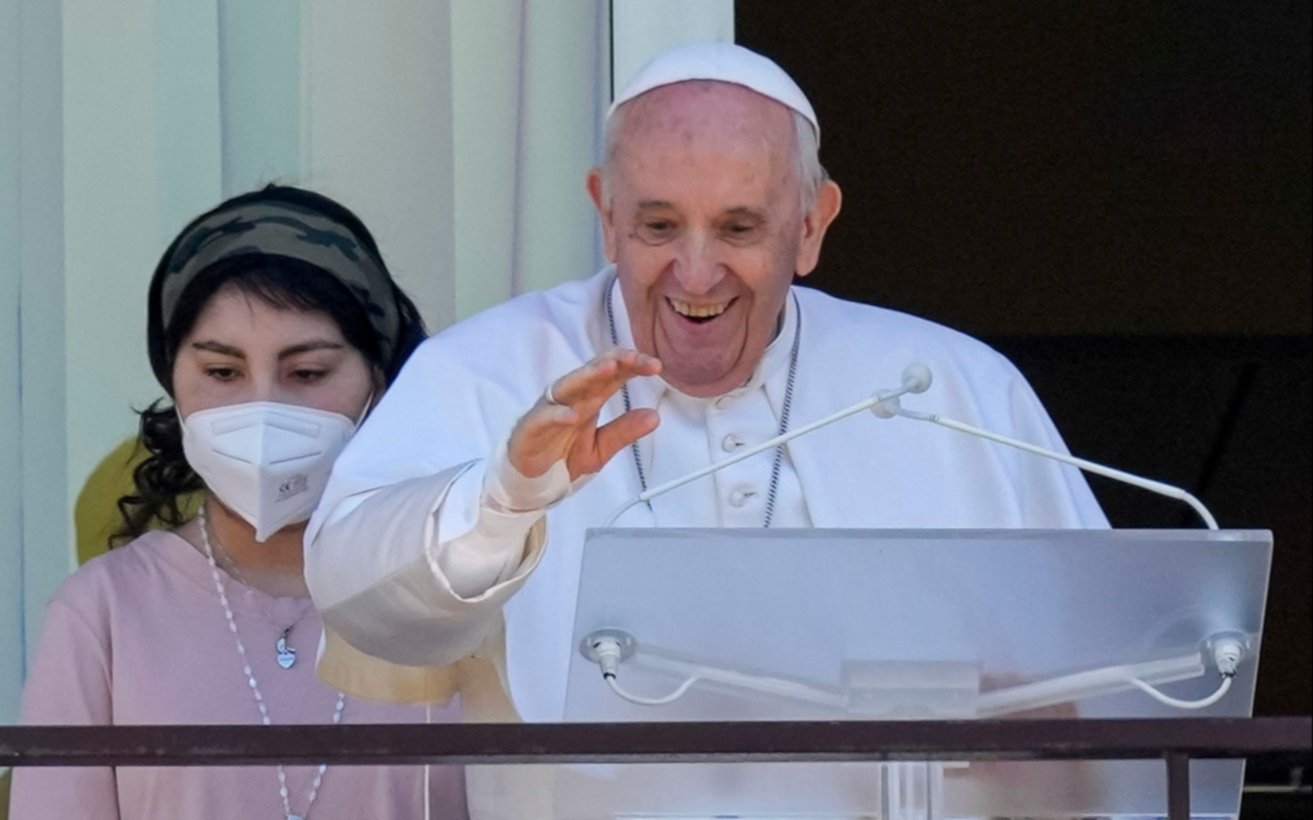 Sonriente, Francisco reapareció en público tras la operación de colon
