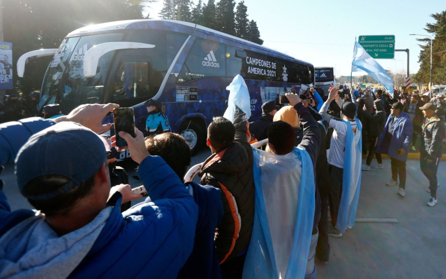 ¡Dale campeón! Una multitud recibió a la Selección en el predio de Ezeiza y los jugadores se despidieron tras 45 días en la burbuja