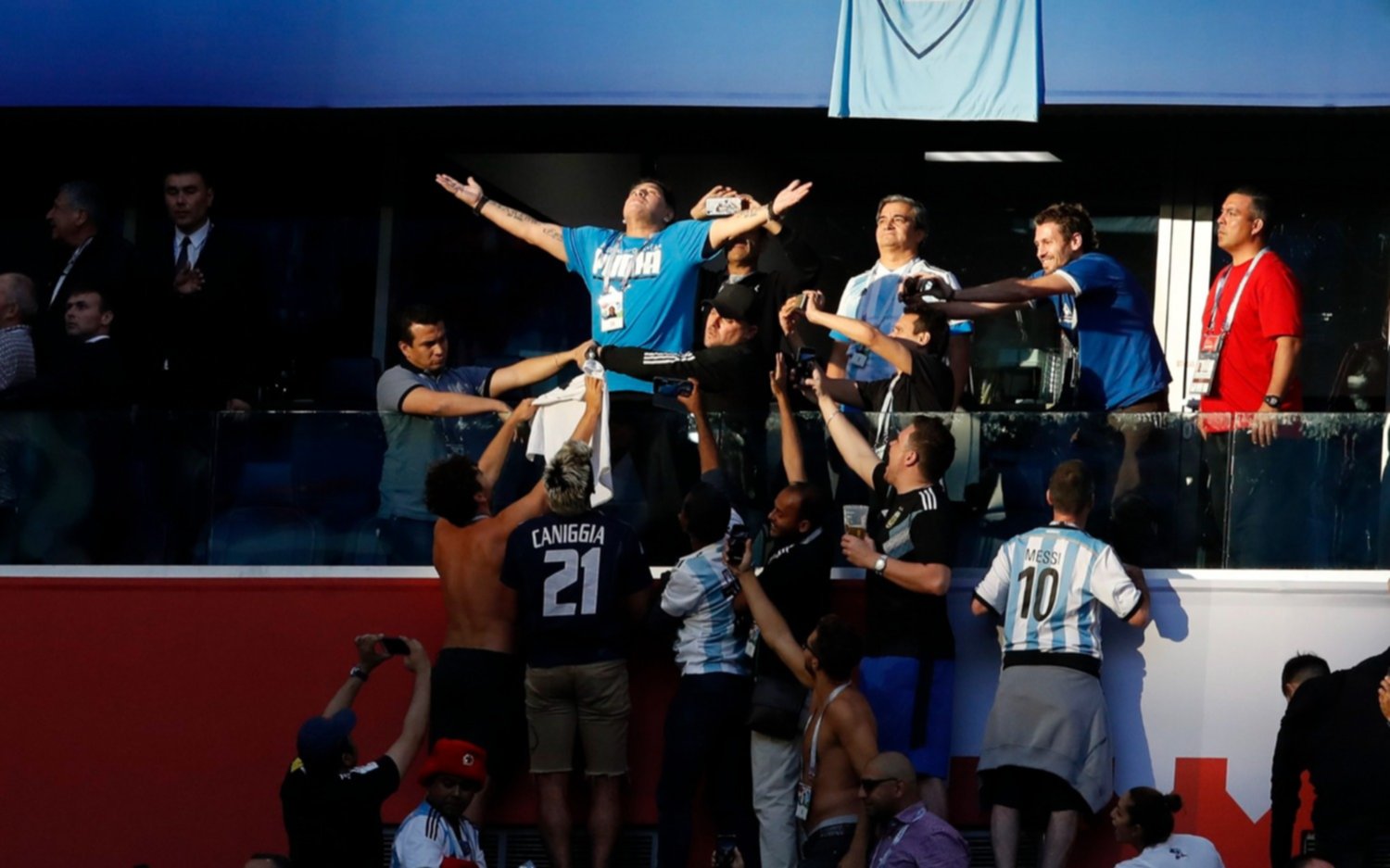 ¿Milagros de Maradona? Explotaron los memes con Diego tras los títulos de Argentina e Italia