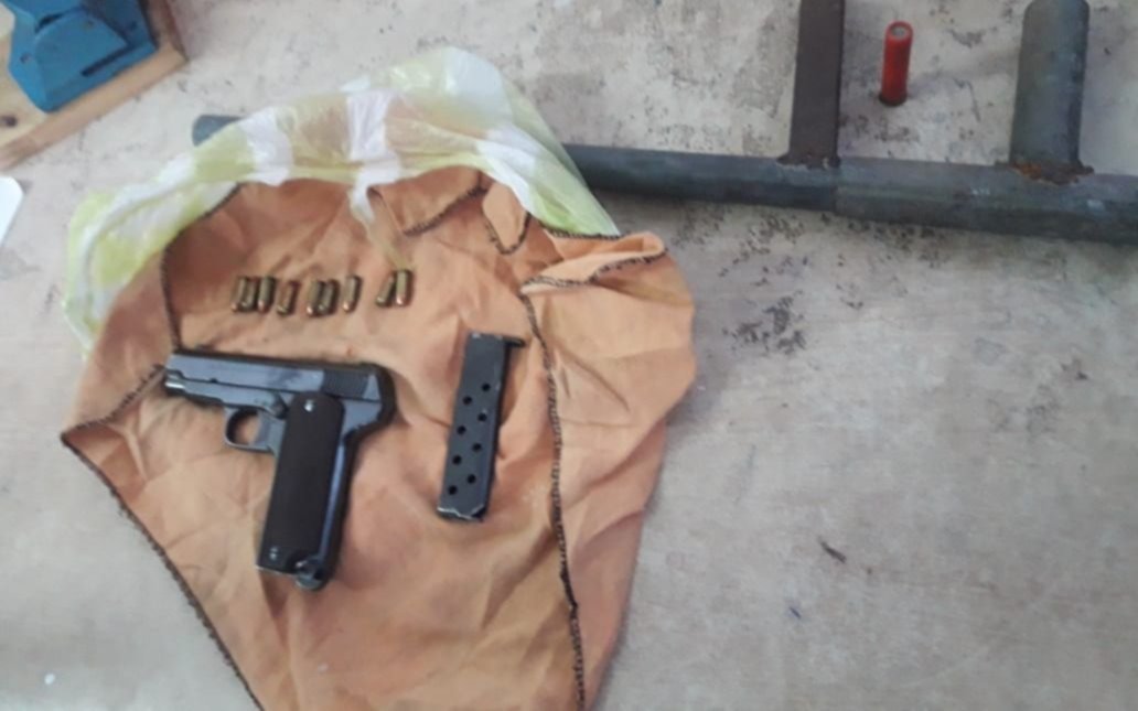Amenazó a su vecino con un arma de fuego en 3 bis y 78: detenido