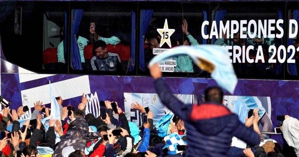Una multitud recibió a la Selección que trajo la Copa al país