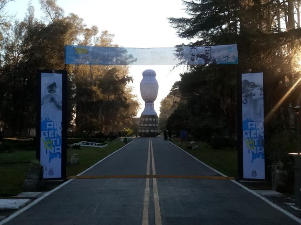 Un platense sorprendió a los campeones con una réplica de la Copa