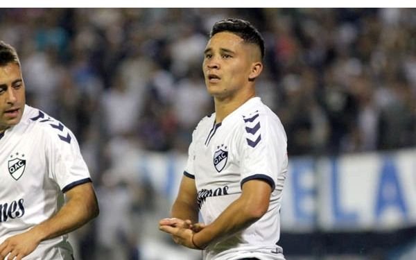 Le reza al Santo para acercarse a los primeros puestos