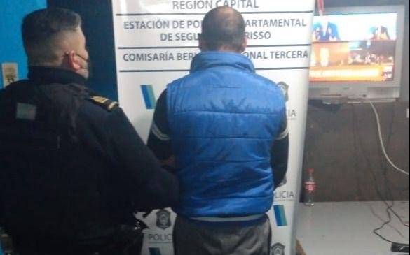 Fue arrestado por golpear a su pareja un policía de la comisaría de la mujer