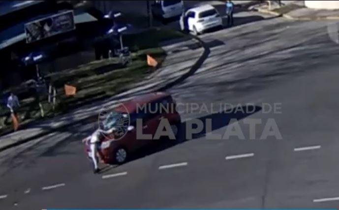 Corría por la rotonda y terminó sobre el capot de un auto