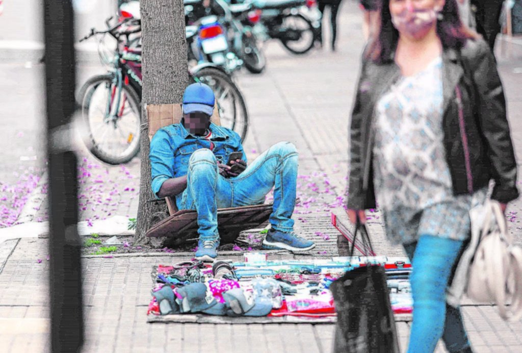 Sin controles a la vista, la venta callejera se expande en la Ciudad: creció 29% en un mes