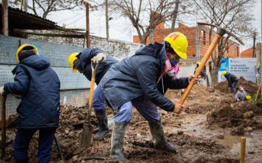 Obras de agua y cloacas en barrio Villa Azul y La Paz