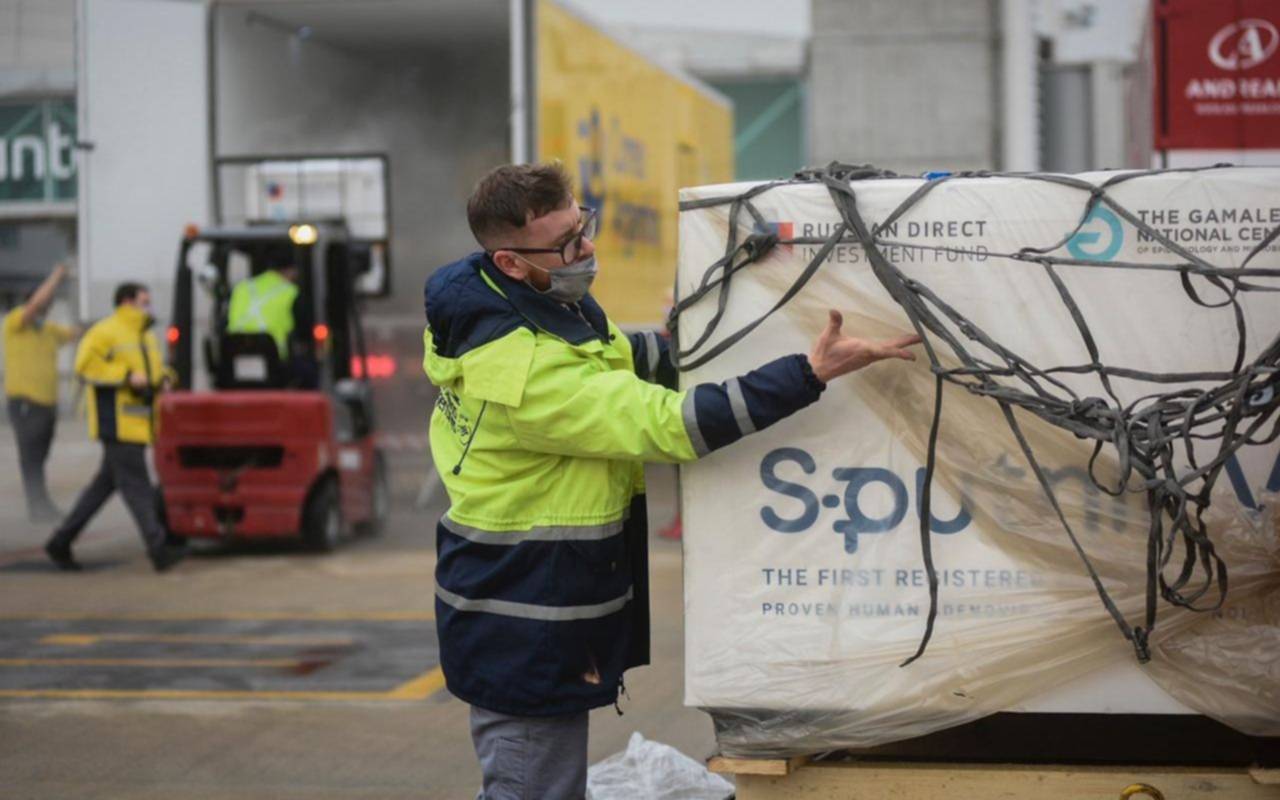 Llegaron 550 mil segundas dosis de Sputnik y ya salió otro vuelo para traer vacunas chinas