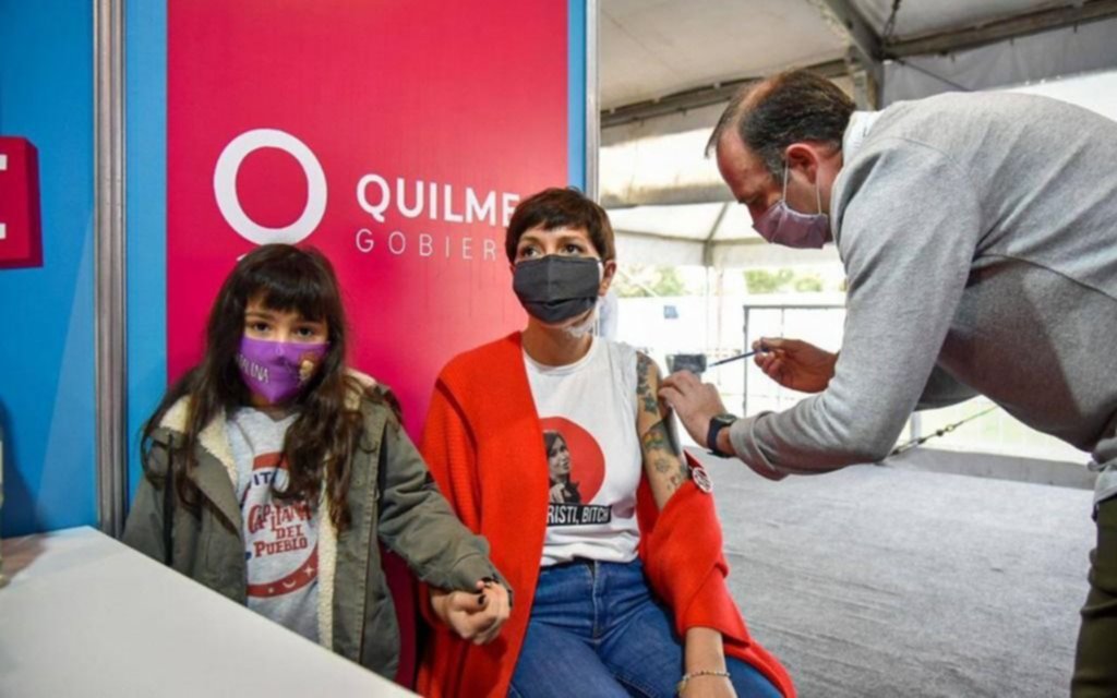 Mayra Mendoza recibió la primera dosis de la vacuna