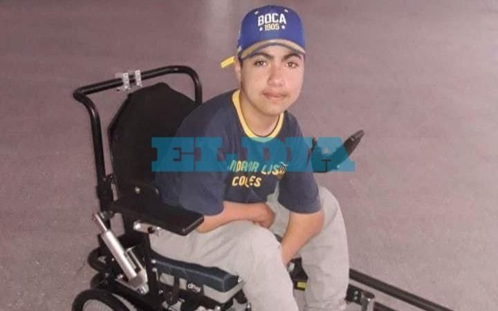Joven platense le reclama a IOMA una silla de ruedas motorizada para poder estudiar: una enfermedad le impide moverse