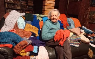 Exitosa iniciativa de La Plata Solidaria: canje de gorros y bufandas por alimentos