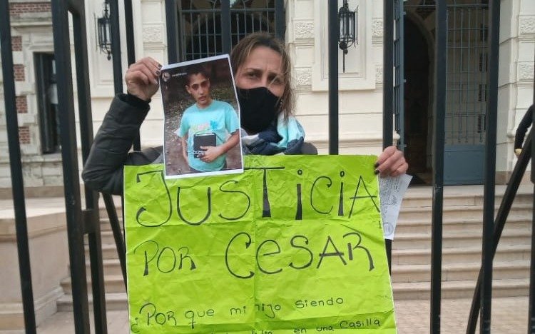 Una mujer se encadenó frente a la Gobernación y pide ver a sus hijas