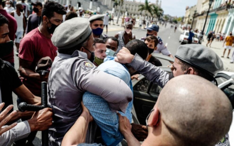 La Unión Europea pide a Cuba liberar a opositores y periodistas detenidos en protestas