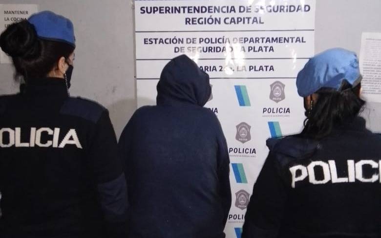 Tensión en el hospital Rossi: una pareja armada agredió a policías
