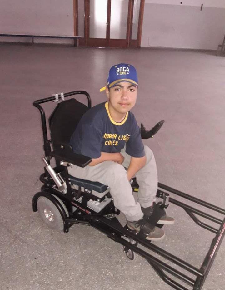 Un adolescente espera que IOMA le cubra y entregue una silla de ruedas motorizada