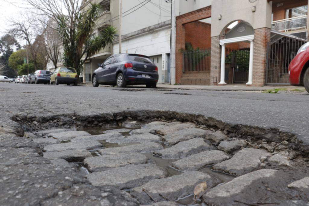 Por enorme bache dicen que hay vibraciones en un edificio de 13 entre 63 y 64