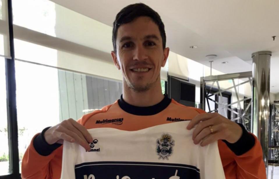 Nacho Fernández posó con la nueva camiseta del Lobo